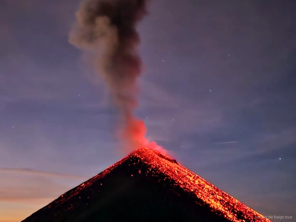 Vehículo 4x4 en la ruta de montaña del tour Acatenango y Fuego en 4x4
