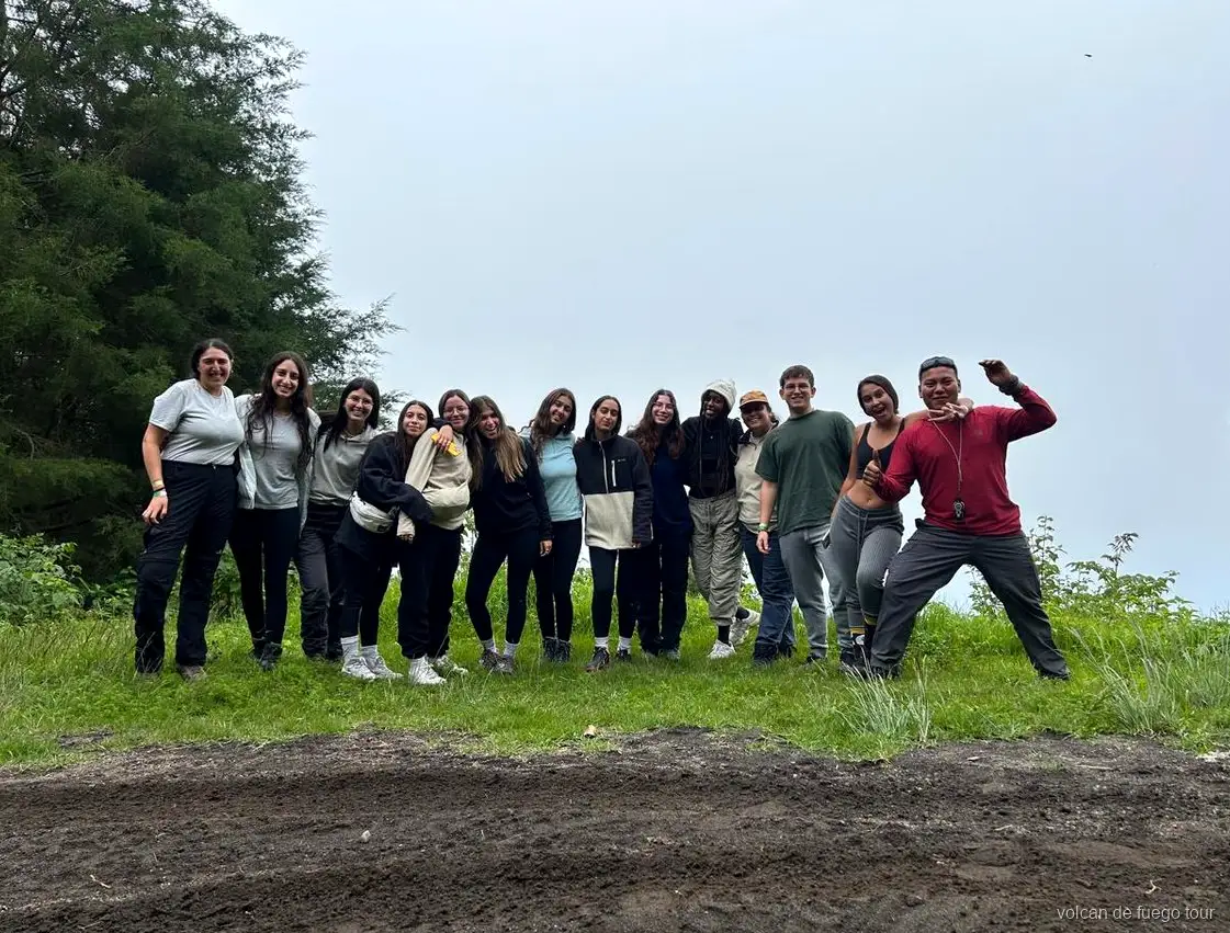 Excursionistas en el sendero corto del tour al Acatenango con cabañas