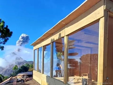 Cabaña de madera aislada en el campamento base del tour al Acatenango con cabañas