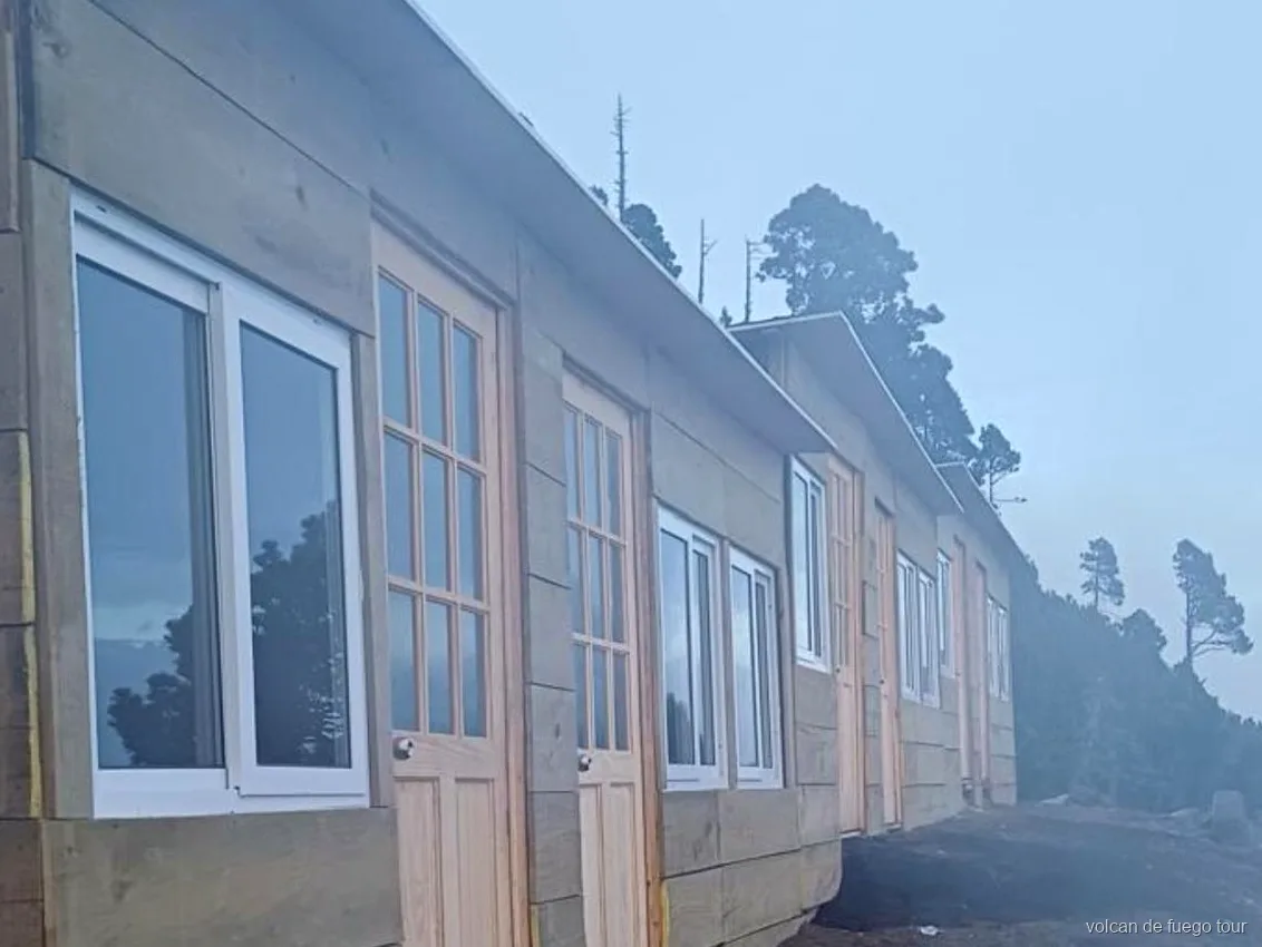 Amanecer desde la cumbre del Acatenango en el tour de sendero corto con cabañas