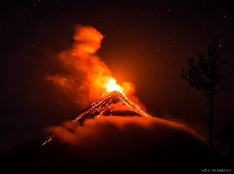 Cabañas del campamento base en el tour para subir el Acatenango con el Fuego a la vista