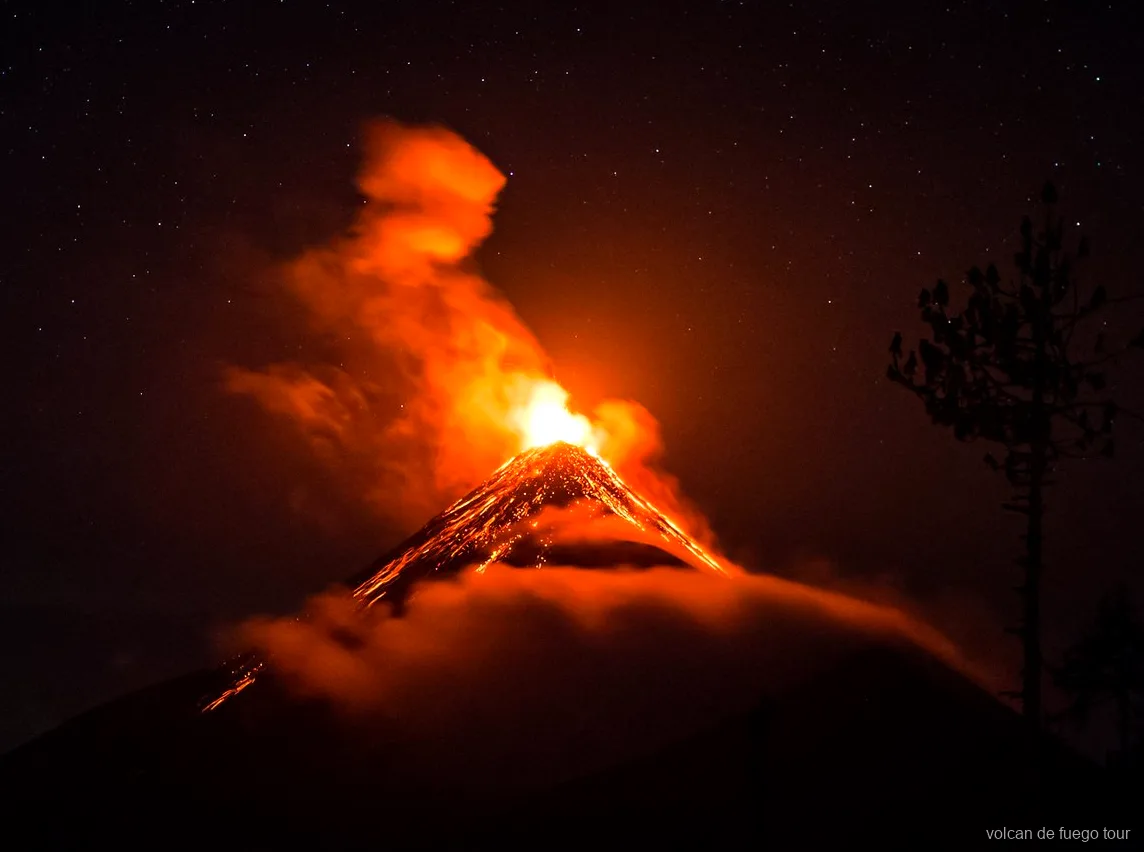 Cabañas del campamento base en el tour para subir el Acatenango con el Fuego a la vista