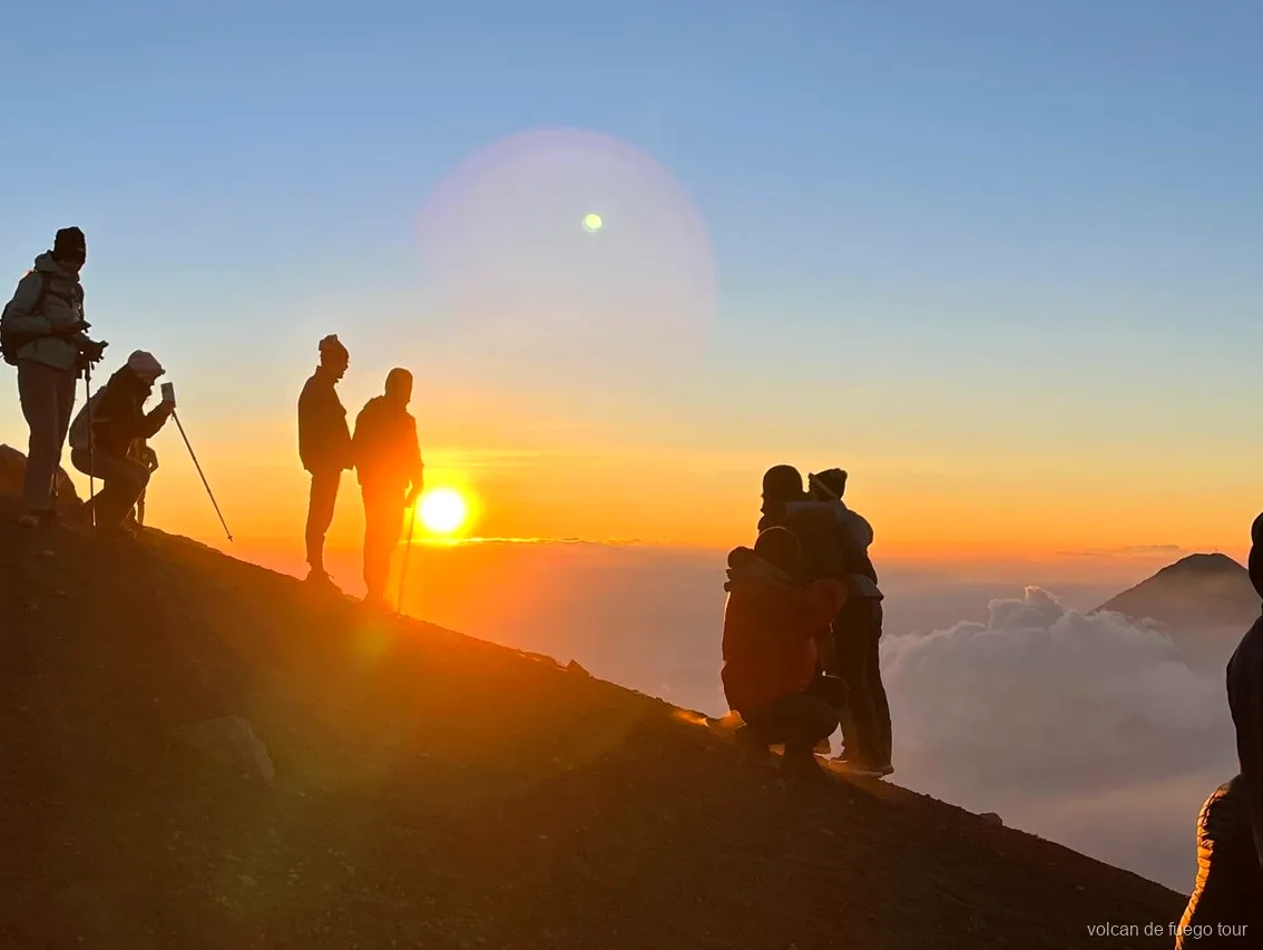 Amanecer desde la cumbre del Acatenango en el tour de dos días para subir al Fuego