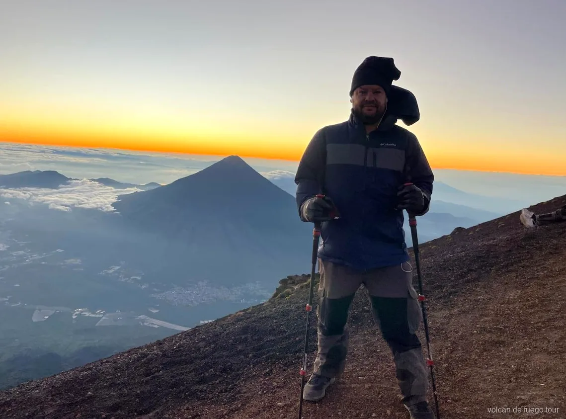Erupción del volcán de Fuego vista al amanecer desde la cumbre del Acatenango