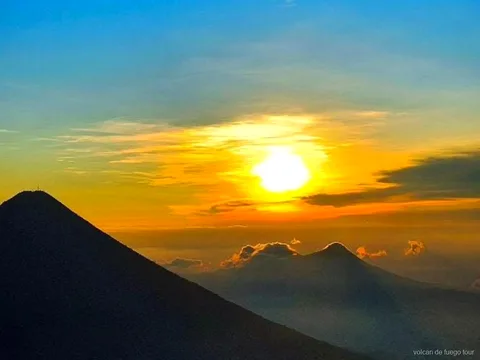 Vehículo 4x4 privado subiendo hacia el campamento base del volcán Fuego