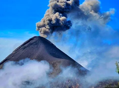 Campamento en cabañas frente al Fuego en el tour privado al Acatenango en 4x4