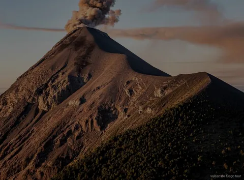 Erupción nocturna del volcán de Fuego vista desde el campamento del tour privado en 4x4