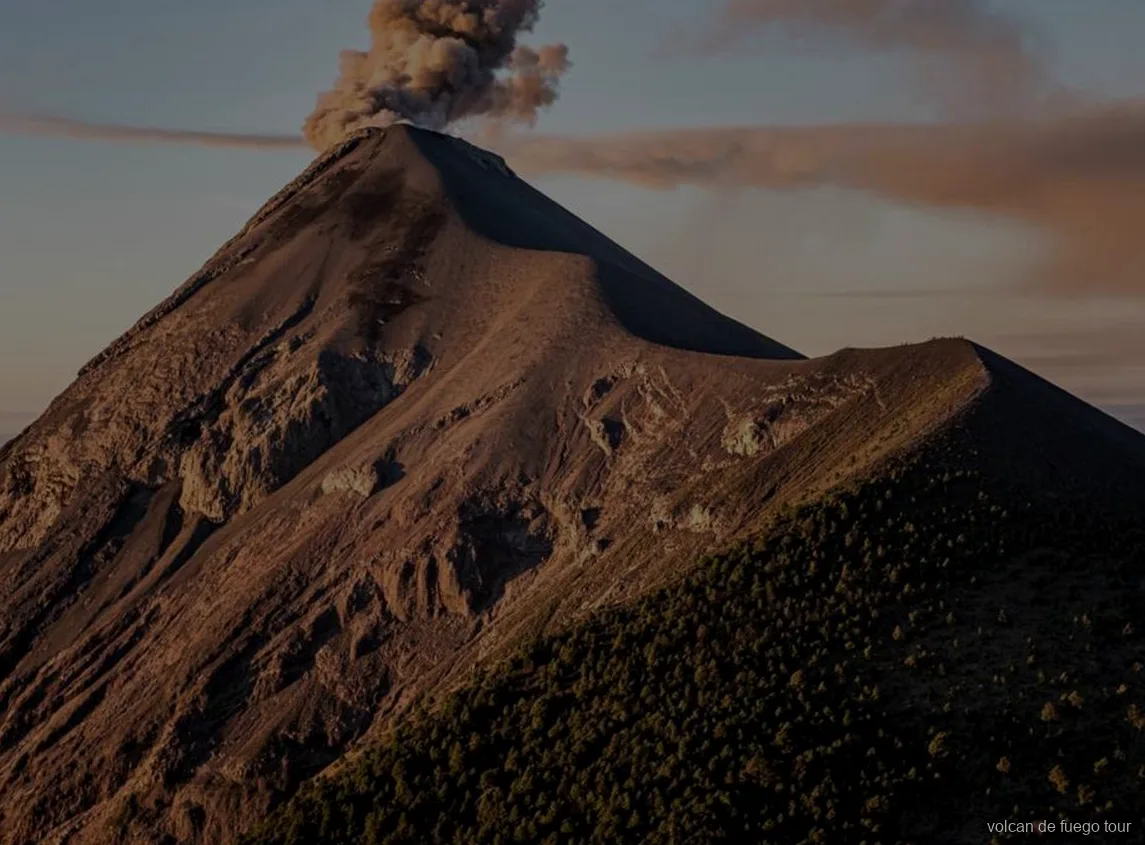 Erupción nocturna del volcán de Fuego vista desde el campamento del tour privado en 4x4