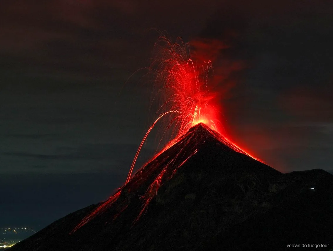Amanecer sobre el Agua, el Pacaya y el Fuego en el tour privado al volcán en 4x4