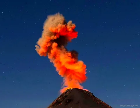 Carpa de glamping instalada en el tour Volcán de Fuego 4x4 con el Acatenango de fondo