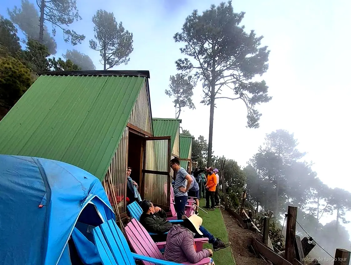 Vehículo 4x4 del tour Volcán de Fuego con glamping subiendo el camino de la finca del Acatenango