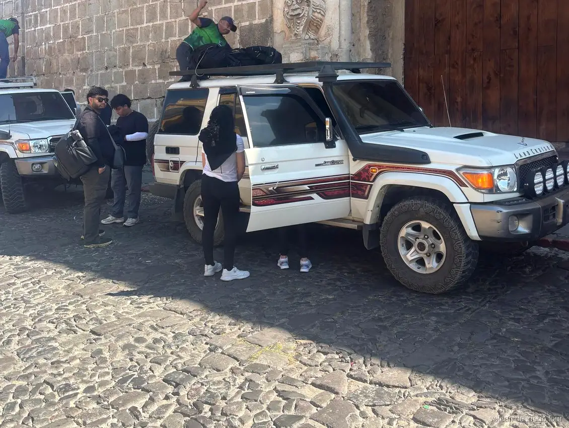 Fogata en el campamento base durante el tour de glamping al Volcán de Fuego con bebidas calientes