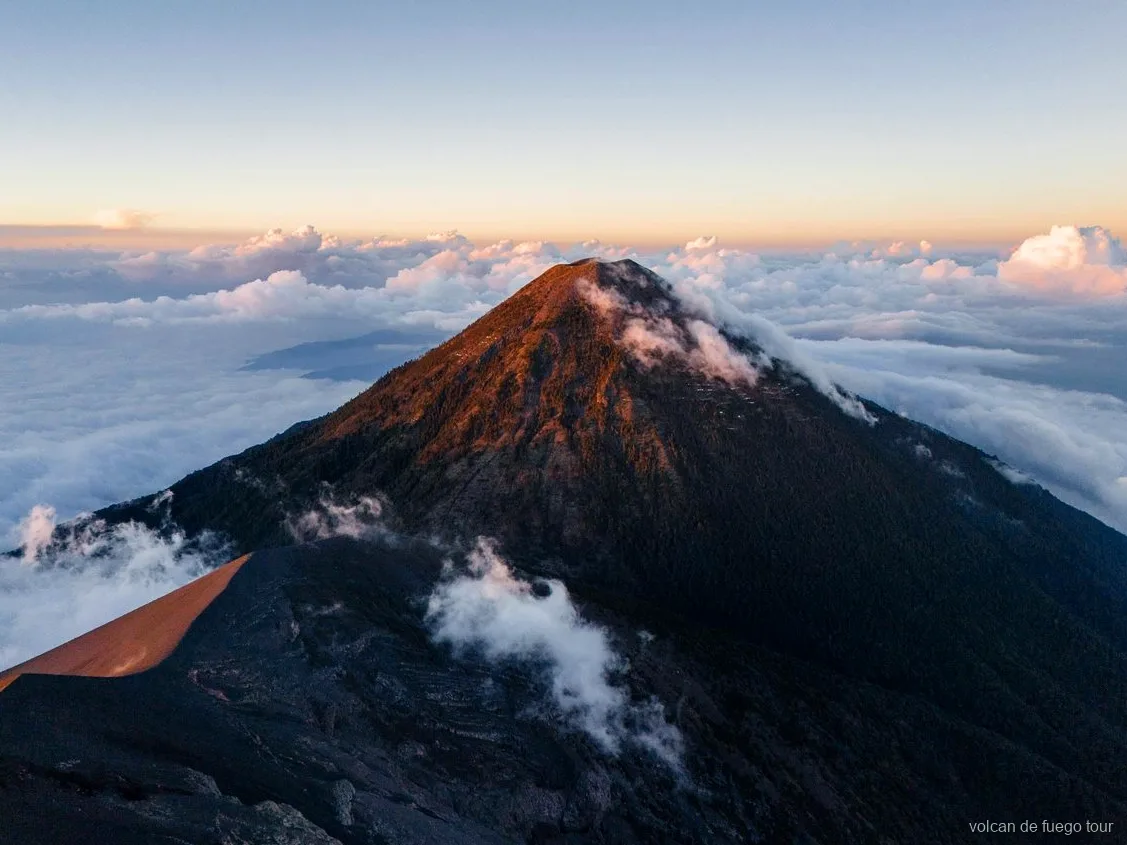 Vista del amanecer desde la cumbre del Acatenango en el tour de glamping al Volcán de Fuego