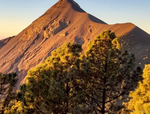 Excursionistas en la ruta de cresta del tour nocturno al Volcán de Fuego en la oscuridad