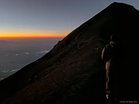 Vista de cerca de una erupción del Fuego en el tour nocturno al Volcán de Fuego