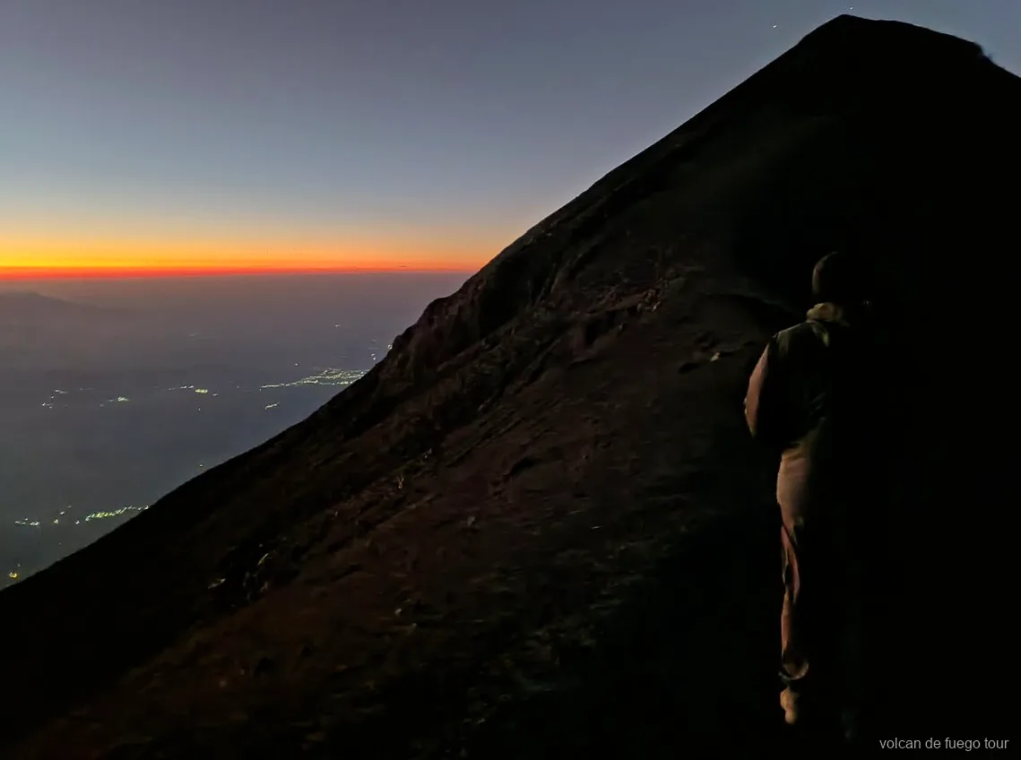 Vista de cerca de una erupción del Fuego en el tour nocturno al Volcán de Fuego